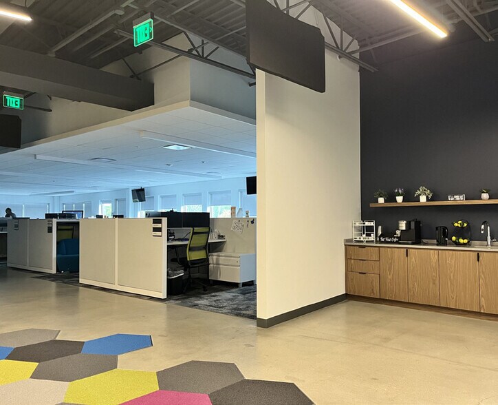 More Photos Of 33 Tech Valley Dr, East Greenbush Flex For Lease