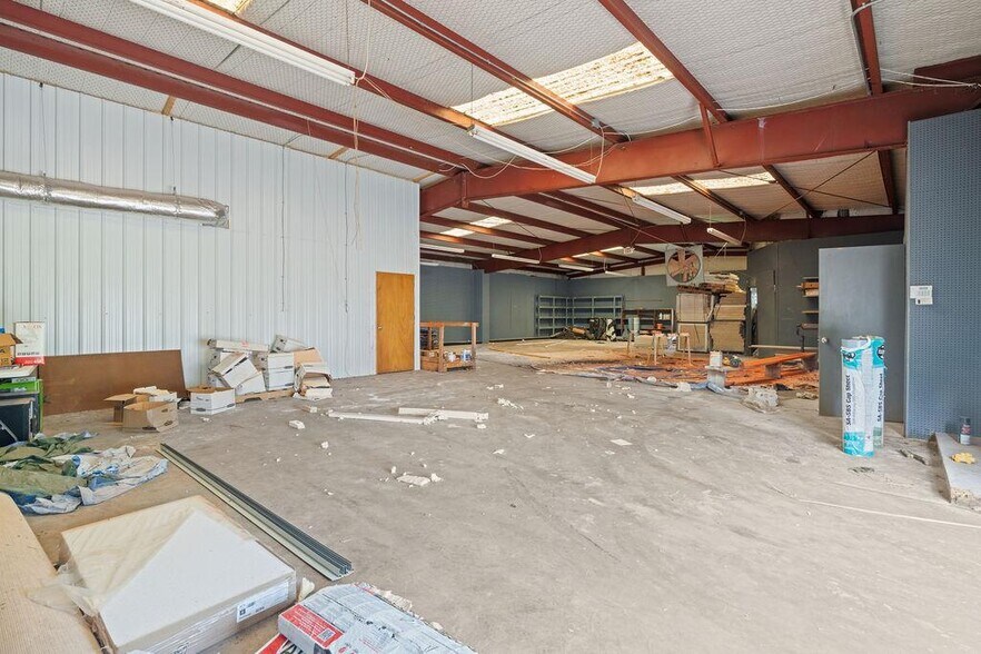 More Photos Of 2524 US Highway 96 N, Center Warehouse For Sale