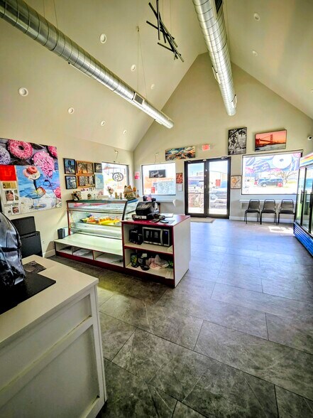 More Photos Of 711 E St, Elgin Fast Food For Lease