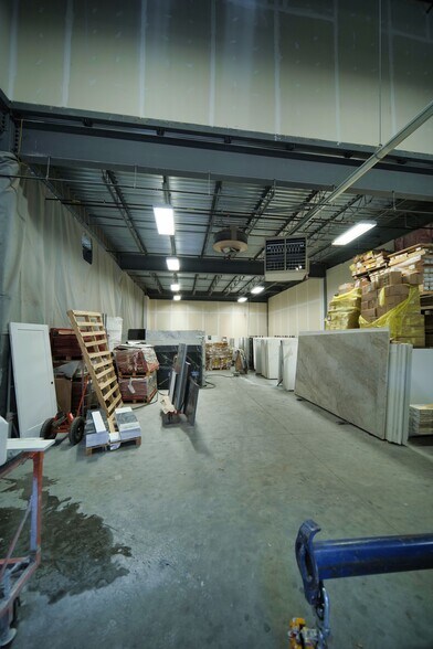 More Photos Of 310-350 Rue Ness, Montréal Flex For Sale