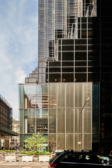 More Photos Of 725 Fifth Ave, New York Office For Sale