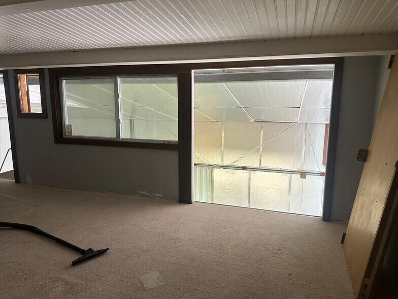 More Photos Of 10 Hangar Rd, Vineyard Haven Warehouse For Lease