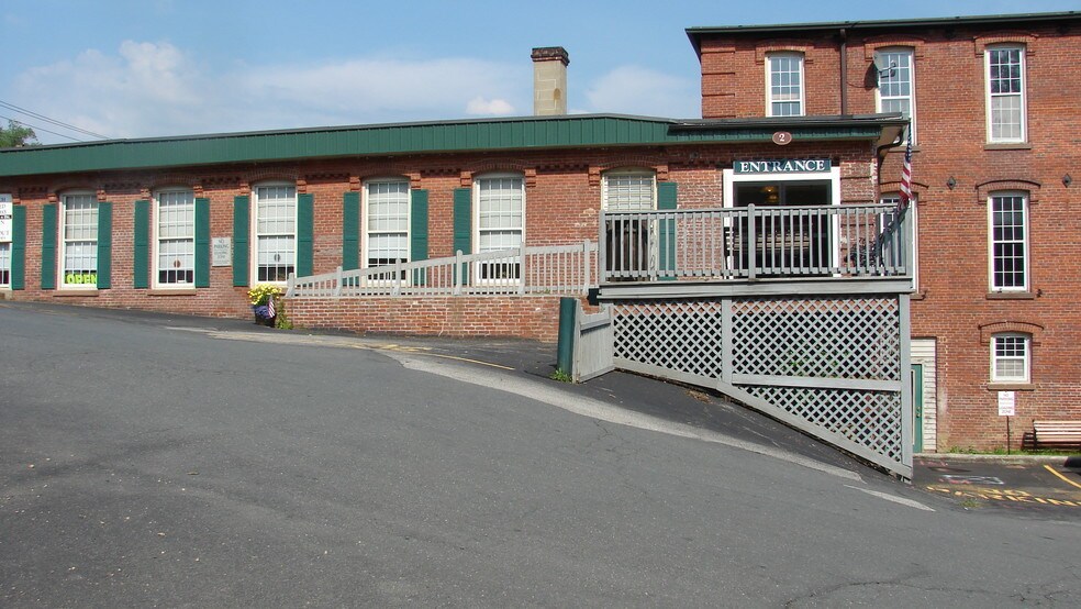 More Photos Of 559 Main St, Sturbridge Freestanding For Lease