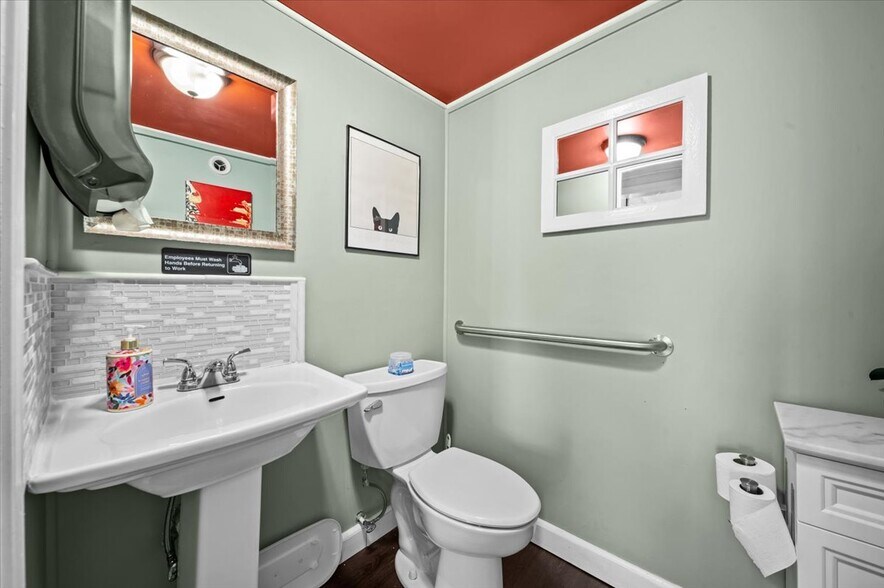 More Photos Of 107 W Curtis St, Simpsonville Freestanding For Sale