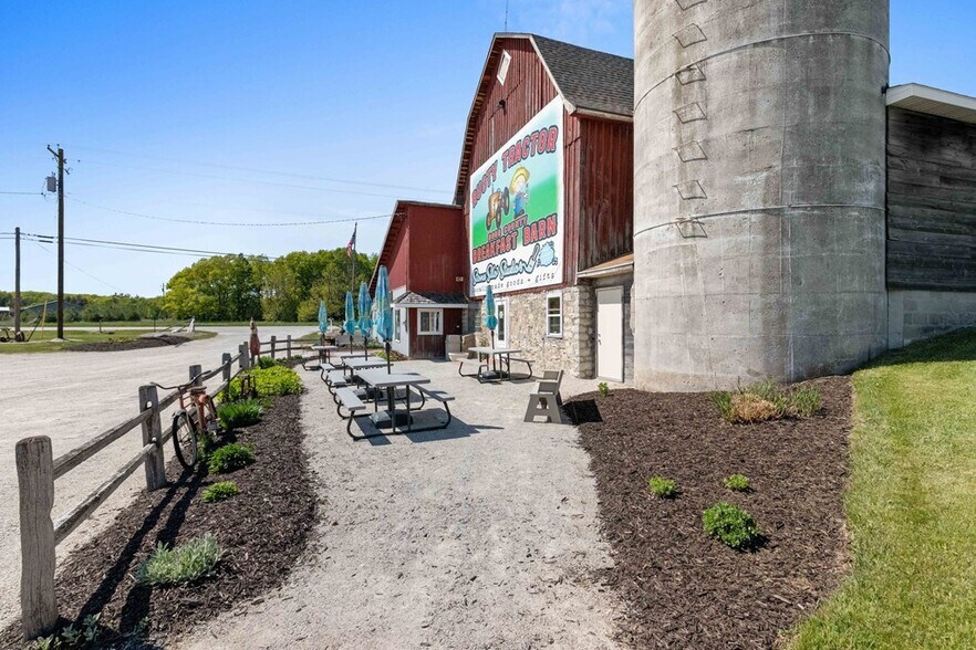 More Photos Of 6216 WI-42, Egg Harbor General Retail For Sale