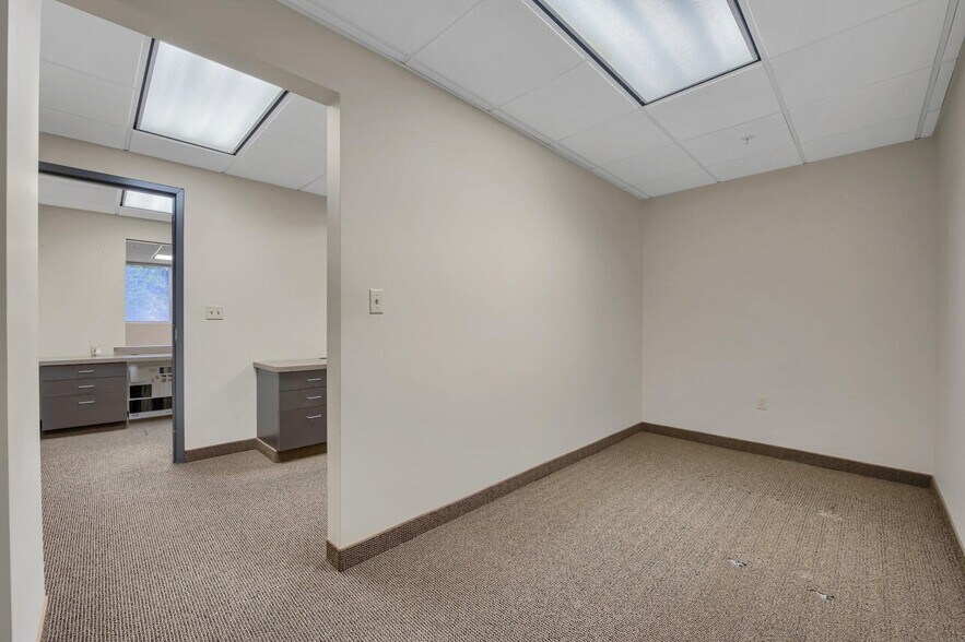 More Photos Of 21 Laurel Ave, Cornwall Medical For Lease