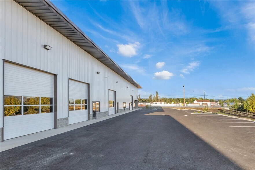 More Photos Of 167 Bateman Dr, Medford Light Manufacturing For Lease