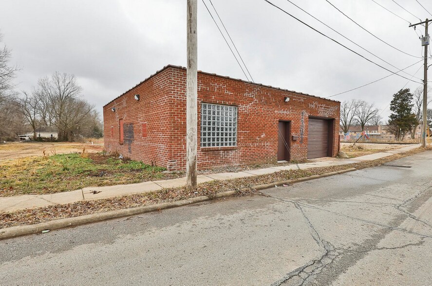 More Photos Of 1302 E Blaine St, Springfield Flex For Lease