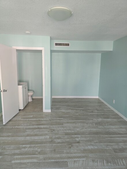More Photos Of 711 S 3rd St, Jacksonville Beach Storefront Retail Office For Lease