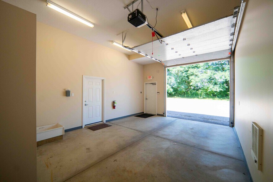 More Photos Of 3375 Blackmore Rd, Perry Light Manufacturing For Sale
