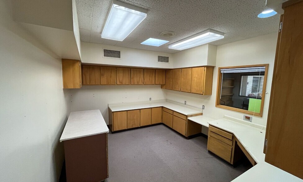 More Photos Of 8010 Mountain Rd NE, Albuquerque Medical For Lease