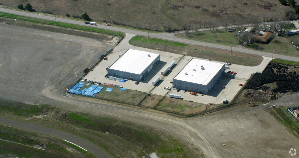 More Photos Of 708 E Houston St, Anna Warehouse For Lease