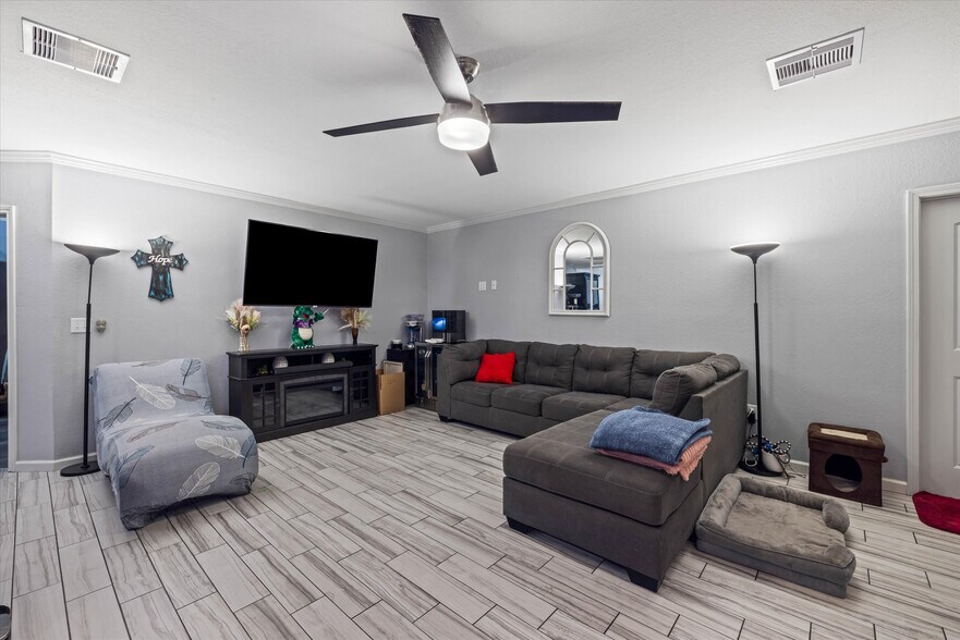 More Photos Of 902 51st St, Galveston Light Manufacturing For Sale