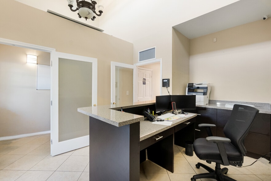 More Photos Of 10261 Sunset Dr, Miami Office For Lease