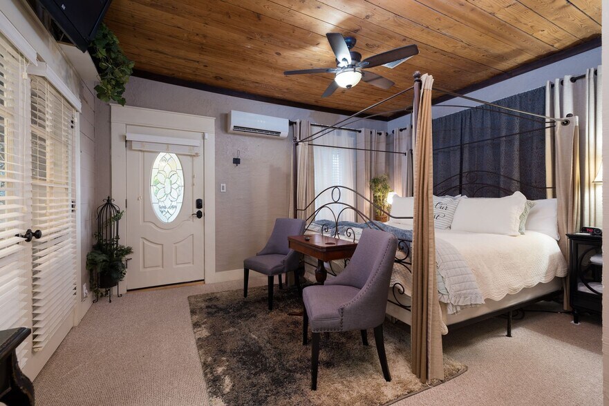 More Photos Of 504 Tivy St, Kerrville Flex For Sale