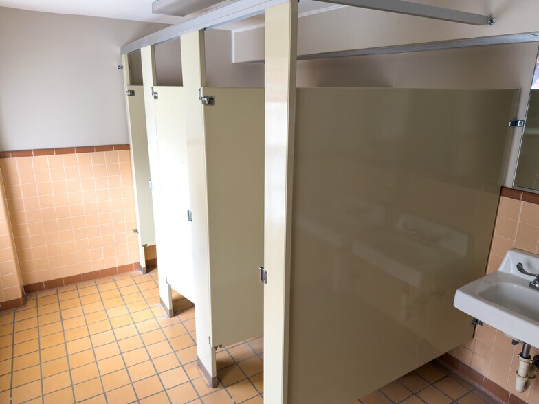 More Photos Of 634 Main St, Forest Park Flex For Sale