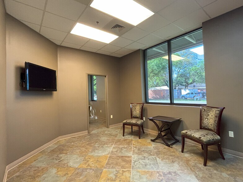 More Photos Of 25 E Nine One Half Mile Rd, Pensacola Office For Lease