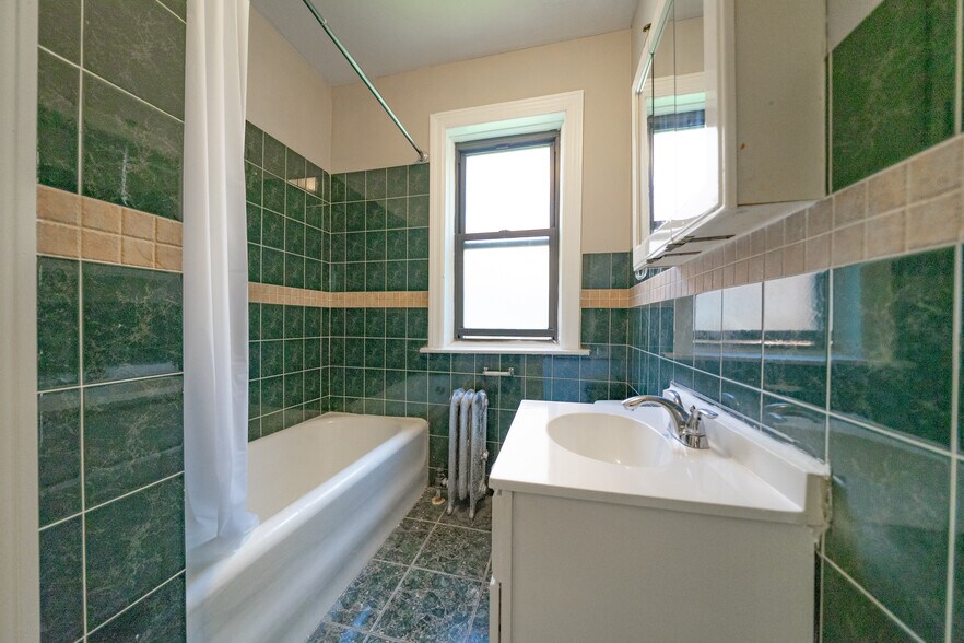 More Photos Of 7646 S Ingleside Ave, Chicago Apartments For Sale