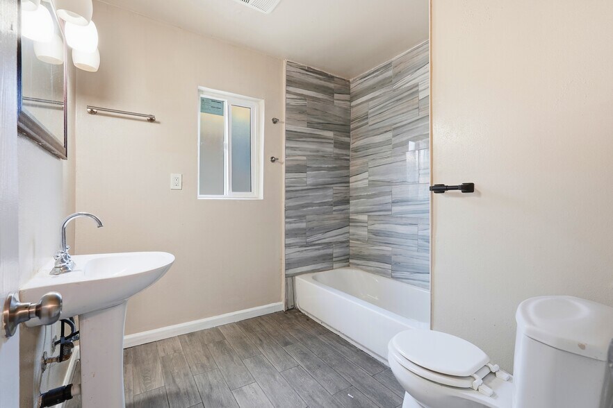 More Photos Of 2912 W 141st Pl, Gardena Multifamily For Sale
