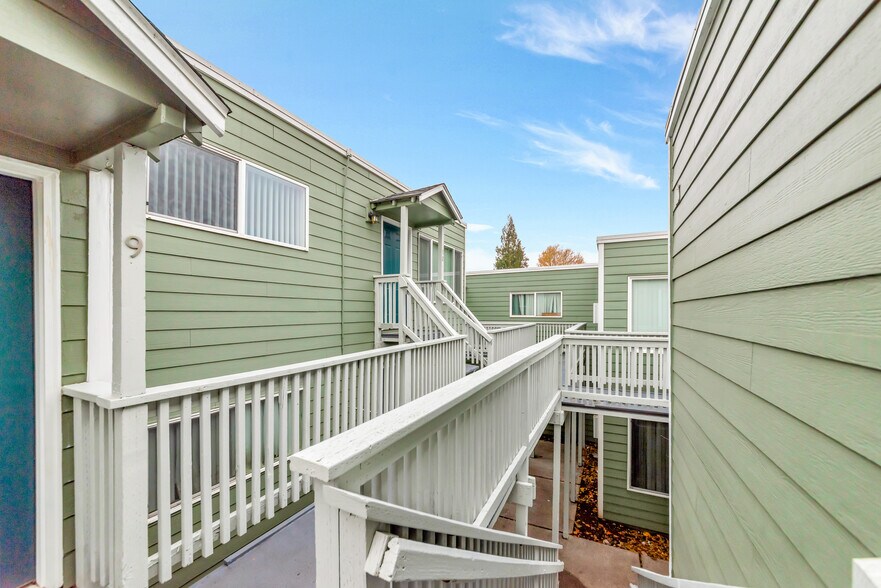 More Photos Of 8415 N Fessenden St, Portland Apartments For Sale