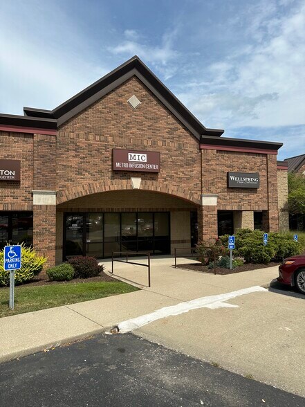 More Photos Of 441-463 S Landmark Ave, Bloomington Medical For Lease
