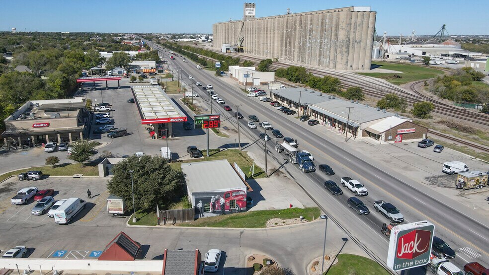 More Photos Of 109 N Saginaw Blvd, Saginaw Auto Repair For Sale