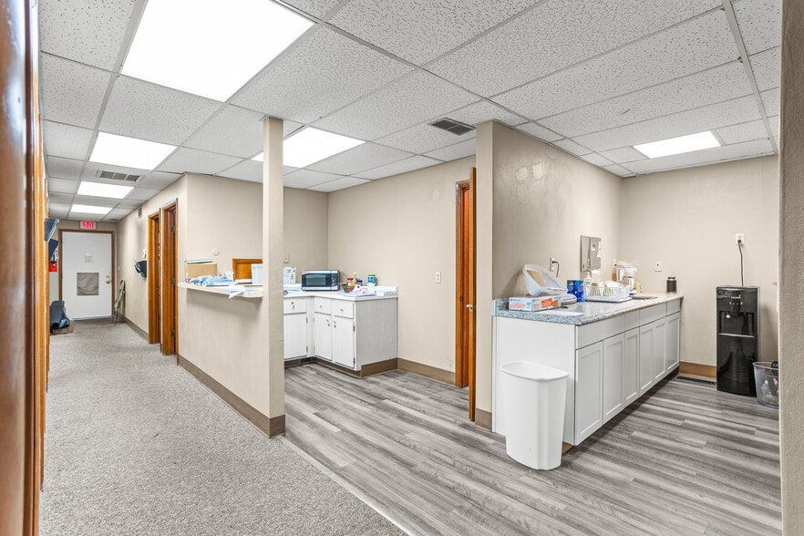 More Photos Of 105 Sycamore St, Medway Medical For Sale