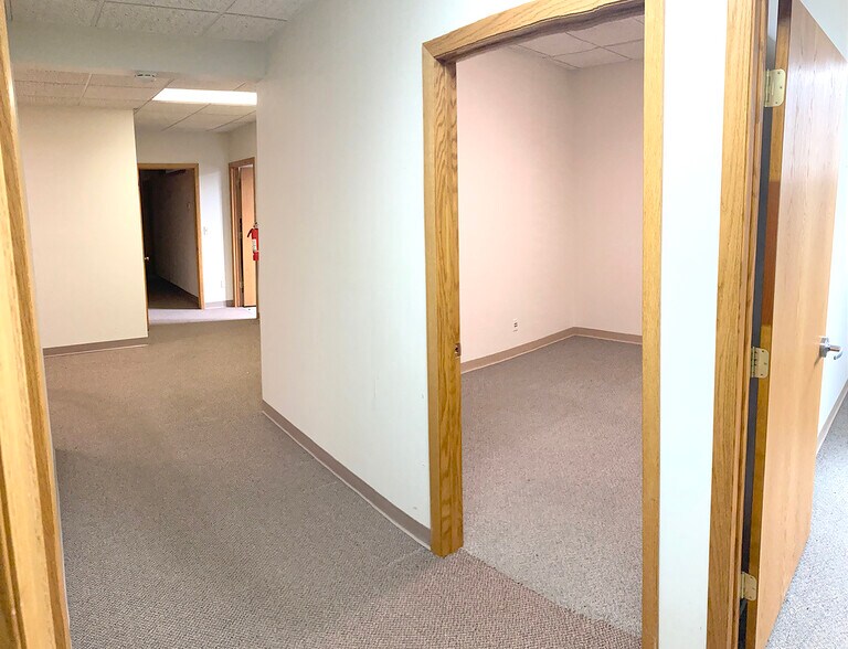 More Photos Of 809 Park Ave, Beaver Dam Office For Sale