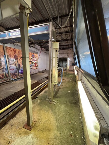 More Photos Of 927 W Columbia St, Springfield Carwash For Sale