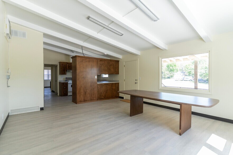 More Photos Of 2341 S Woodland Ave, Independence Warehouse For Sale