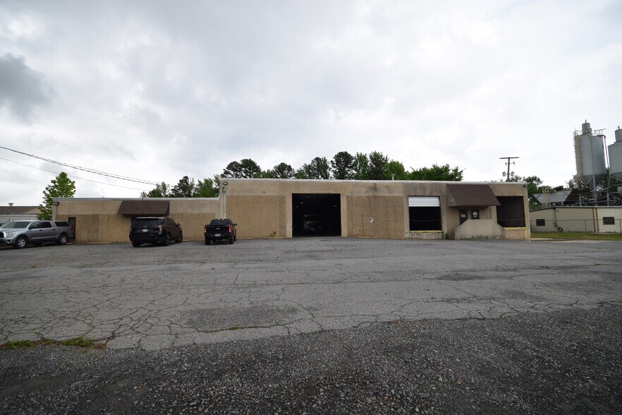 More Photos Of 197 S Redmond Rd, Jacksonville Warehouse For Lease