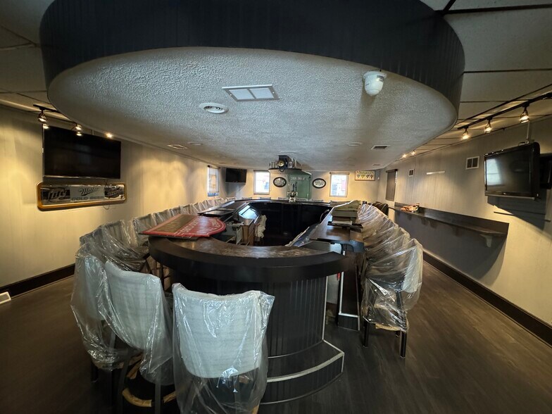 More Photos Of 9809 Lawrence Ave, Schiller Park General Retail For Sale