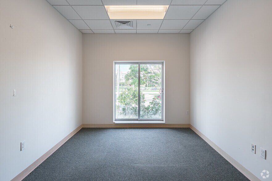 More Photos Of 70 Royal Poinciana Plz, Palm Beach Unknown For Lease