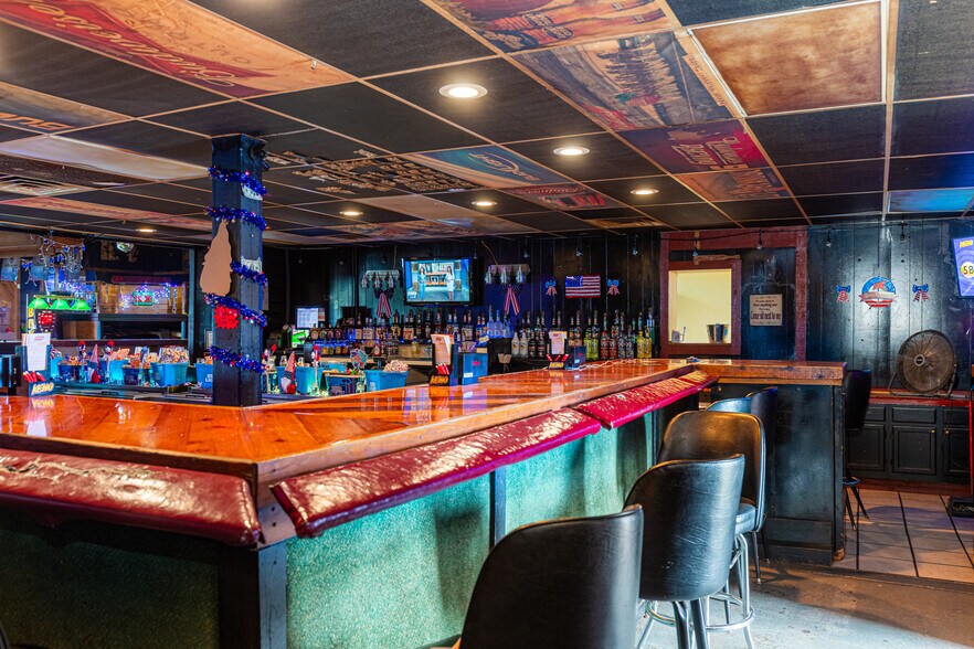 More Photos Of 689 Cedar St, Coshocton Bar For Sale