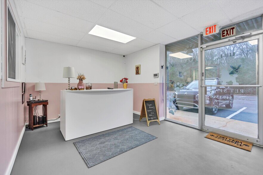 More Photos Of 110 E Butler Rd, Mauldin Storefront For Sale