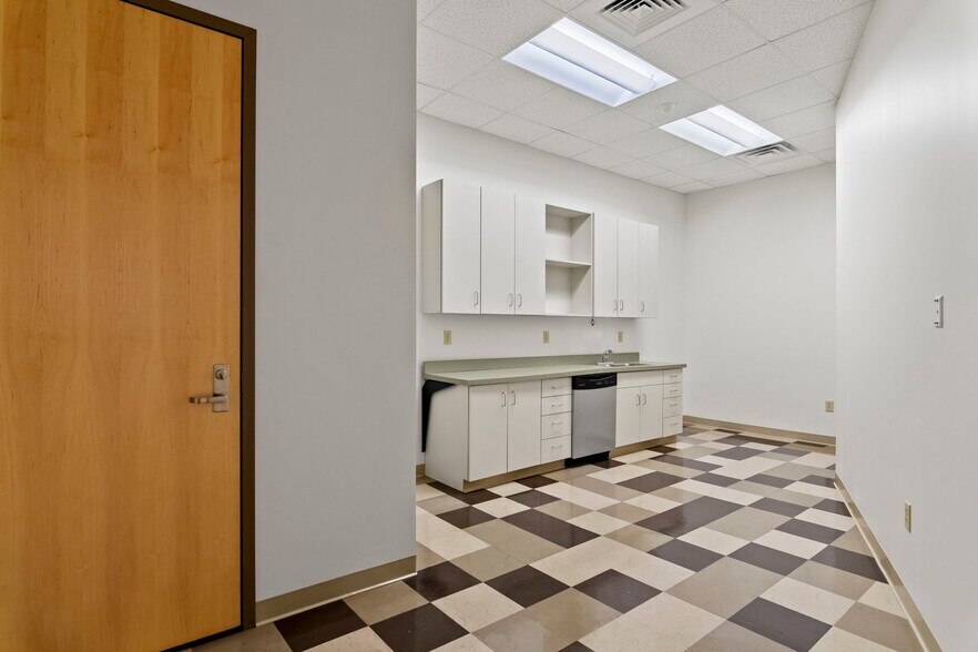 More Photos Of 15 SW Old State Capitol Plz, Springfield Office For Sale