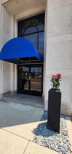 More Photos Of 2144 S Macarthur Blvd, Springfield Office For Lease