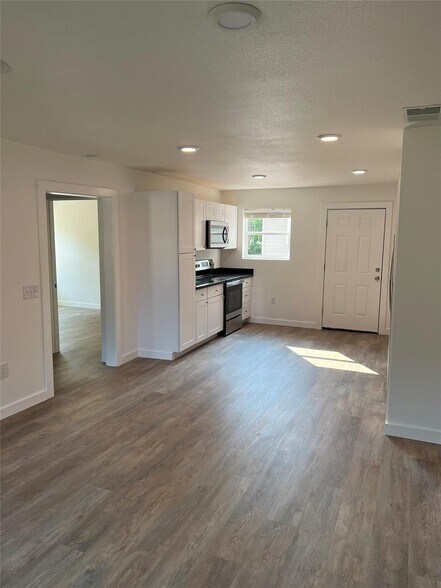More Photos Of 1440 Jackson St, New Braunfels Apartments For Sale