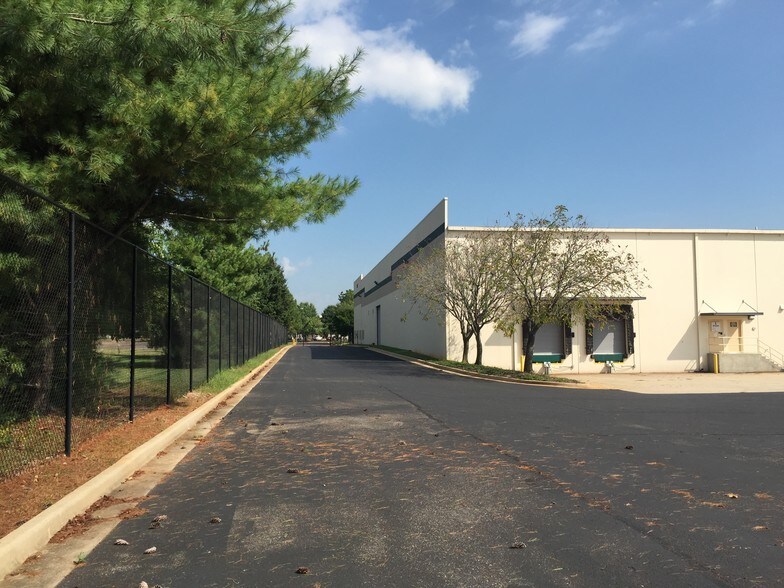 More Photos Of 170 Jetplex Blvd, Huntsville Warehouse For Lease