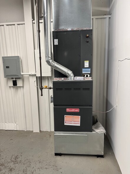 More Photos Of 1529 E Spruce St, Olathe Warehouse For Lease