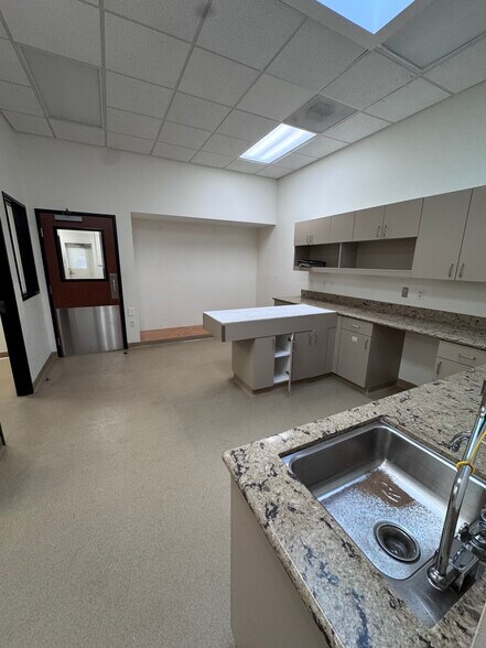 More Photos Of 7527 Draper Ave, La Jolla Medical For Lease