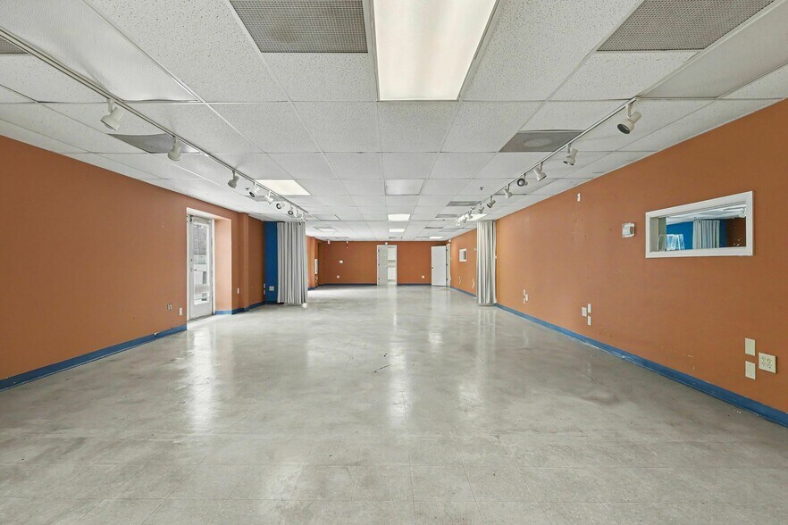 More Photos Of 1445 Cleveland Ave, East Point Showroom For Sale