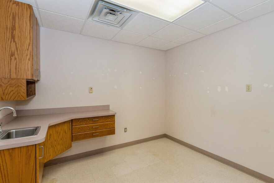 More Photos Of 520 10th Ave, Coralville Medical For Sale