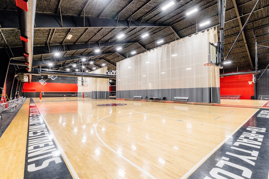More Photos Of 3333 W Hefner Rd, Oklahoma City Sports And Entertainment For Lease