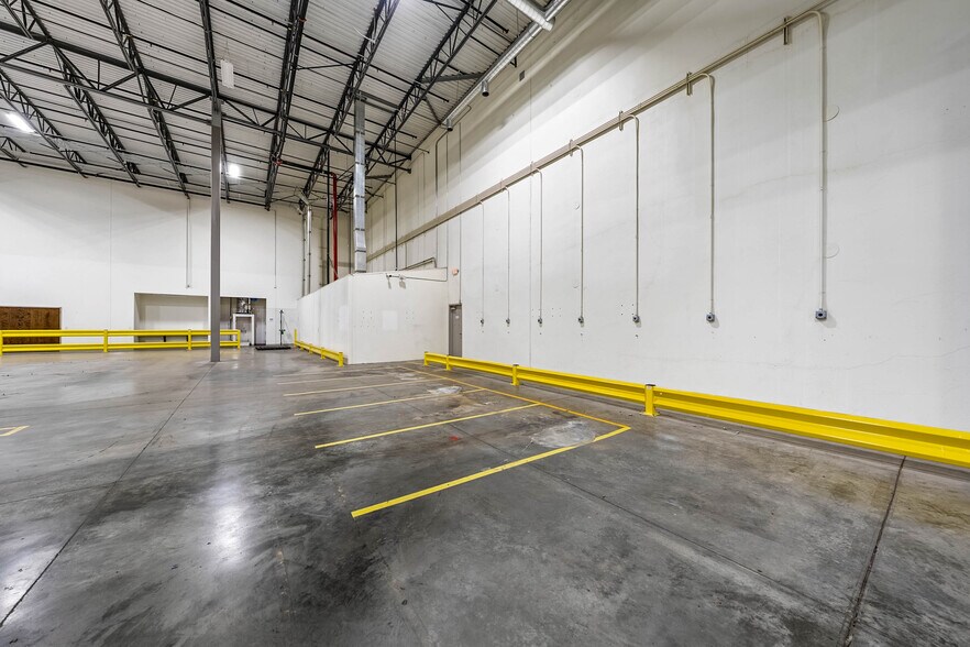 More Photos Of 4689 Industry Dr, Medford Distribution For Lease