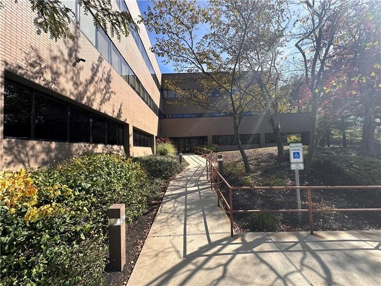 More Photos Of 800 Regis Ave, Pittsburgh Medical For Lease