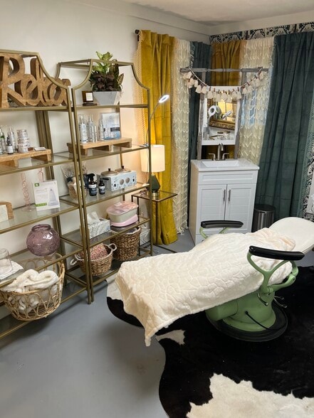 More Photos Of 302 Williams St, Fayetteville Flex For Sale