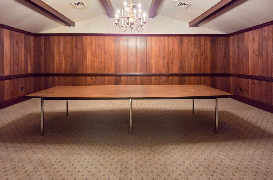 More Photos Of 710 4th St, Shenandoah Warehouse For Sale