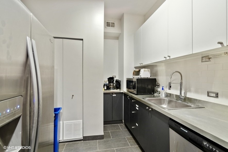 More Photos Of 1434 W Montrose Ave, Chicago Storefront For Sale