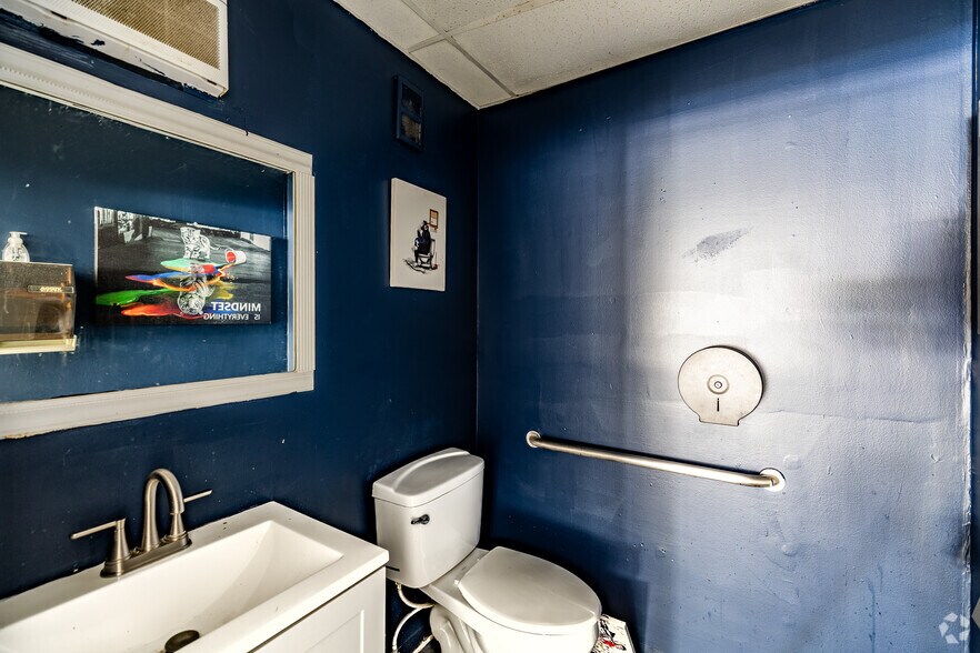 More Photos Of 300 Northstar Ct, Sanford Flex For Lease